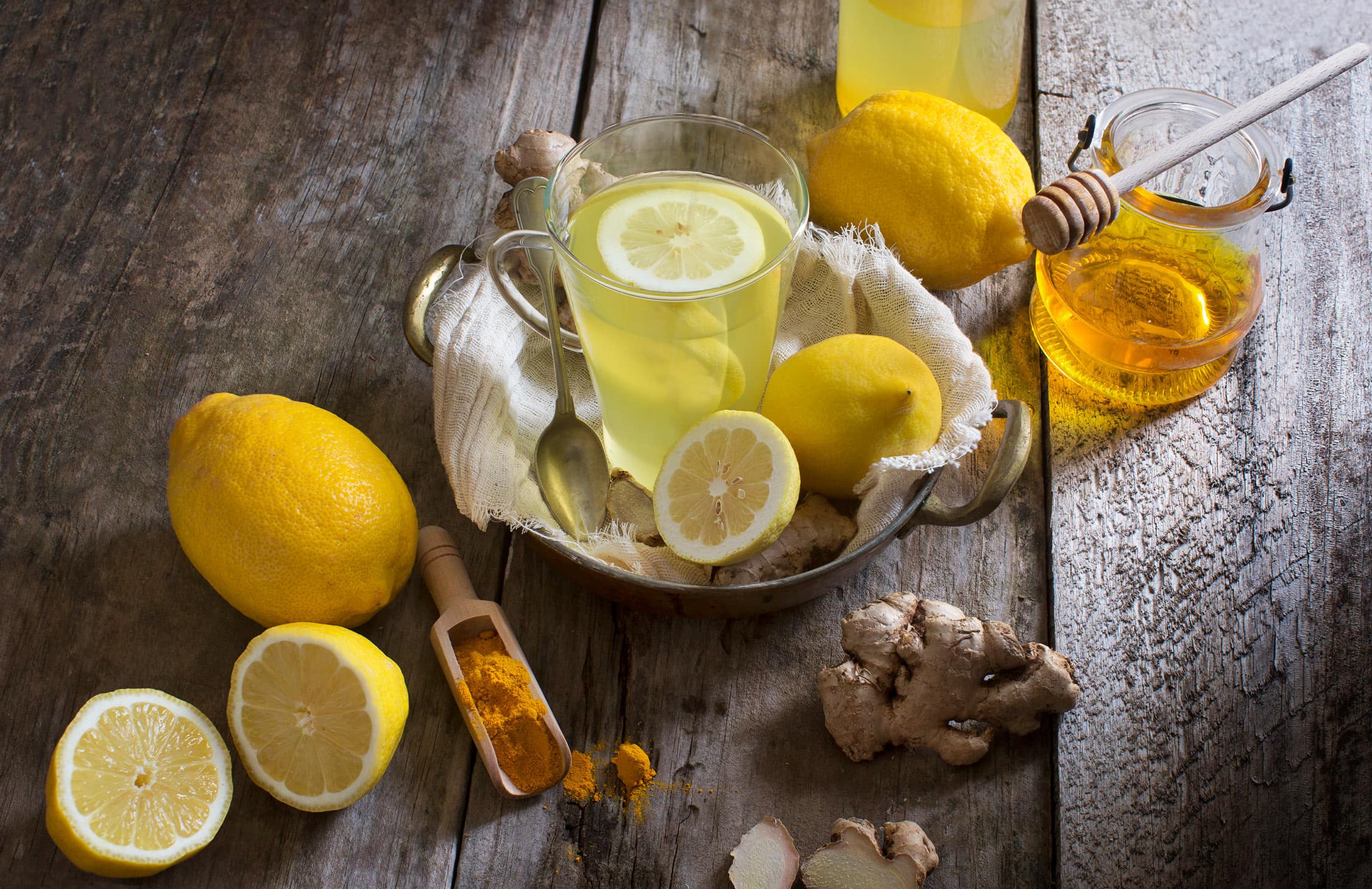 Можно кормящим лимоны. Лимонад лимонно имбирный. Натюрморт с лимоном. Чай с лимоном. Лимон с имбирем.